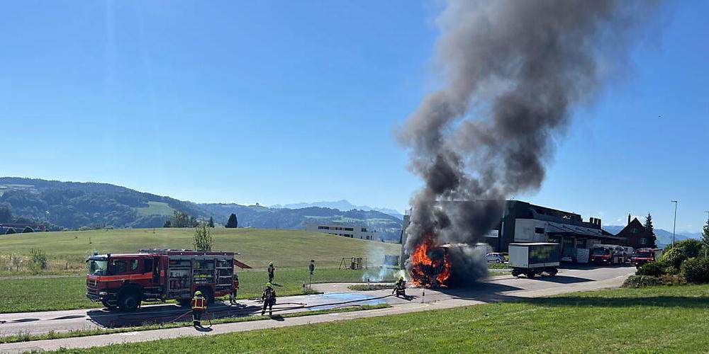 Der Fahrer des Lastwagens schaffte es zusammen mit einem Kollegen, den Anhänger vom bereits brennenden Lastwagen abzuhängen.