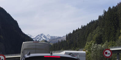 Autos stehen auf der Südseite des Gotthard-Tunnels im Stau. (Archivbild)