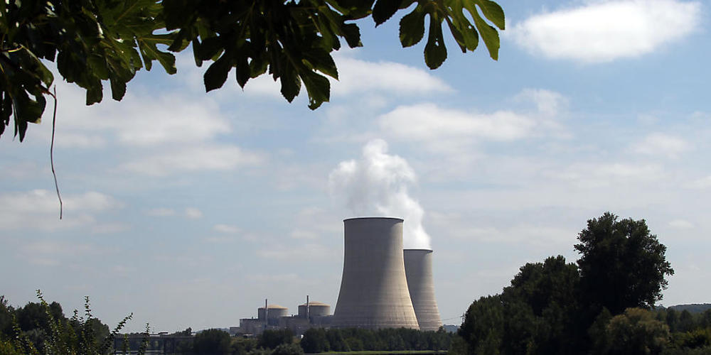 Blick auf das Atomkraftwerk in Golfech im Südwesten Frankreichs. Es zählt zu den fünf AKW, die bis Mitte September wärmeres Kühlwasser als üblich in die Flüsse zurückleiten dürfen. (Archivbild)