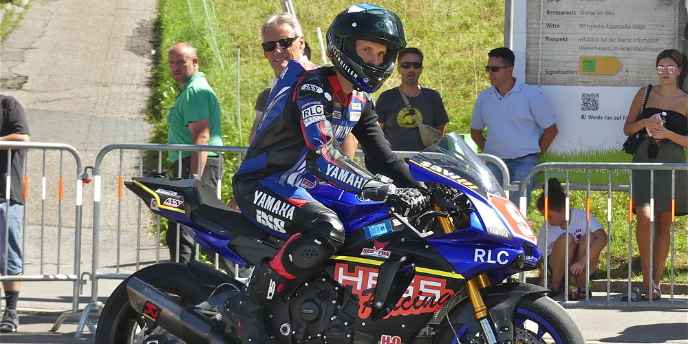 Superbike-Crack Dominic Schmitter anlässlich seines früheren Auftretens beim Bergsprint 2019