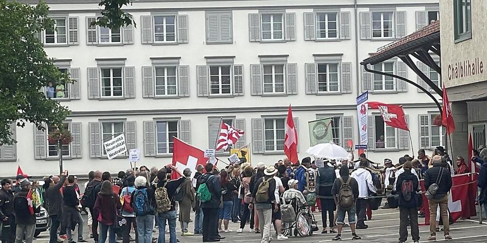 Nach Angaben der Polizei demonstrierten am Samstag in Herisau AR rund 140 Personen.