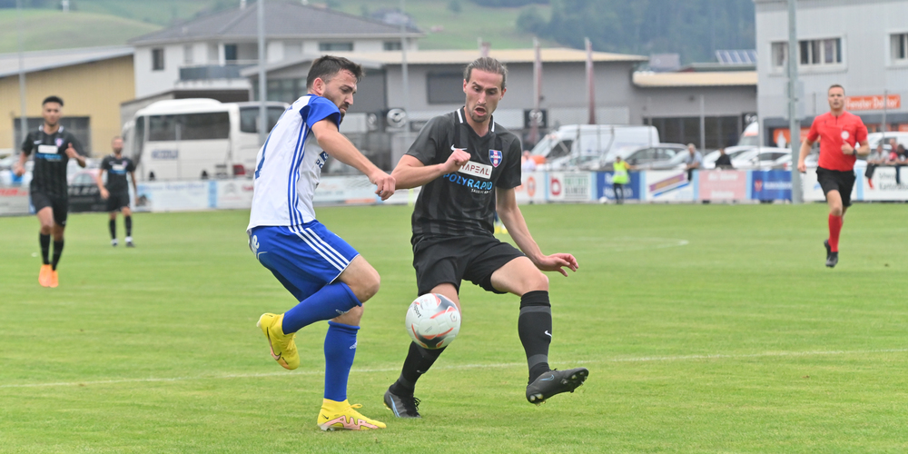 Tuggens Dardan Morina (links) im Duell mit Daniel Bétrisey. 