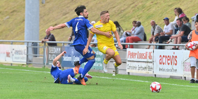 Freienbachs Taulant Junuzi und Joël Vegazzi (4) zwicken gemeinsam den Glarner Edis Smajovic  von den Beinen. (Archivbild)