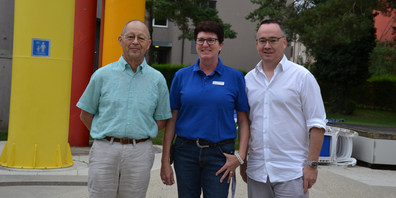 Fredi Gnehm, erster Präsident der Betriebsgenossenschaft Hallenbad Altstetten (links), Geschäftsführerin Cony Zimmerli und Mike Immer, aktueller Präsident.