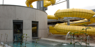 Das Wellness-Aussenbecken des Hallenbads Altstetten und die Hallenbad-Rutschbahn – die längste im Kanton.
