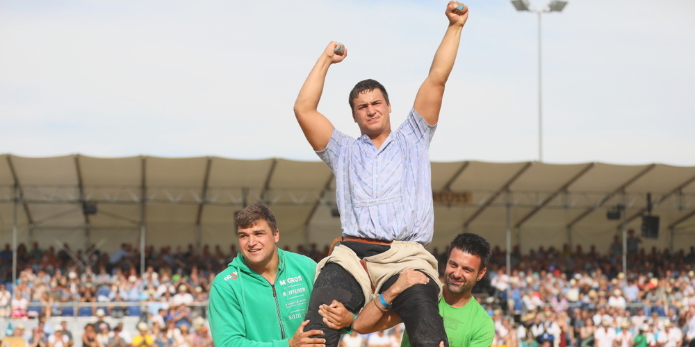 Werner Schlegel (m.) gewinnt das Nordwestschweizer Schwingfest.