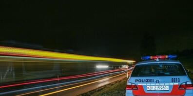 Ein Gleisarbeiter ist bei einem Bahnunfall in Basserdorf schwer verletzt worden. (Symbolbild)