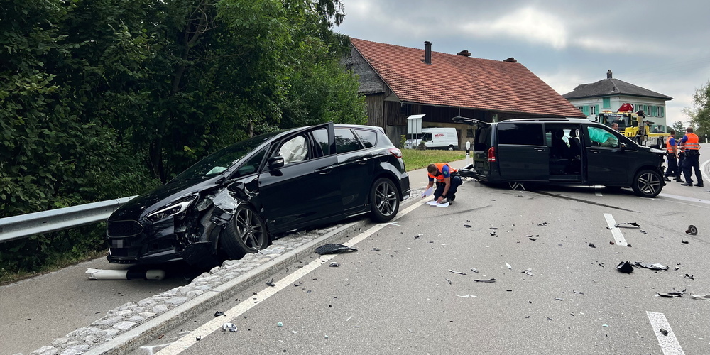 Eine 36-jährige Beifahrerin musste mit leichten Verletzungen vom Rettungsdienst ins Spital gebracht werden. Es entstand Sachschaden von mehreren zehntausend Franken. Für den Schwerverkehr kam es zu Behinderungen.