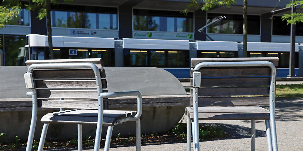 Sensoren an acht Stühlen auf dem Vulkanplatz in der Stadt Zürich sollen Aufschluss darüber geben, wo, wie häufig und wie lange die Stühle genutzt werden.