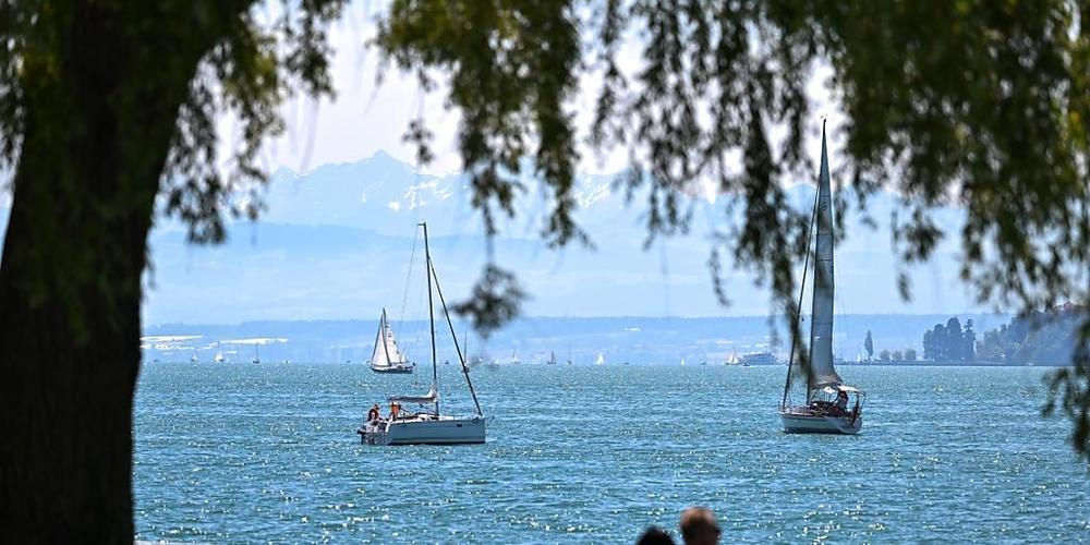 Ein Segelschiff mit Schweizer Flagge und einem betrunkenen 64-Jährigen am Steuer hat am Samstagabend die Hafenmauer in Meersburg gerammt.