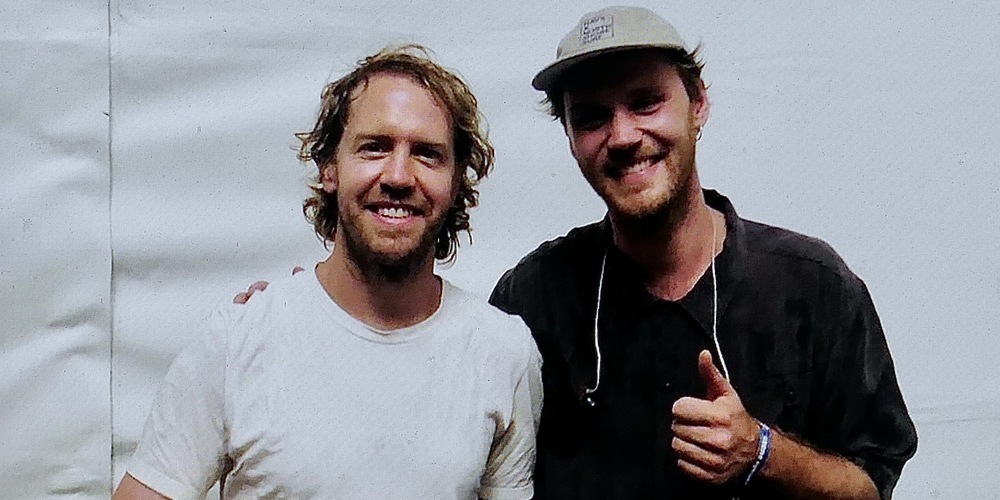 Sebastian Vettel mit Musiker Jure Ahoi beim Szene Openair