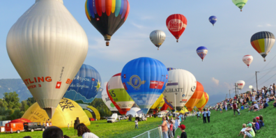 Ein buntes Bild zaubern die eindrücklichen Massenstarts an den Rheintaler Himmel.