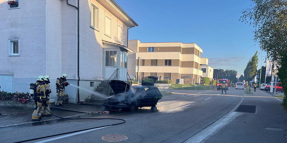Beim Abschleppen geriet in Schwarzenbach SG ein Auto in Brand. Der Lenker war noch rechtzeitig ausgestiegen.