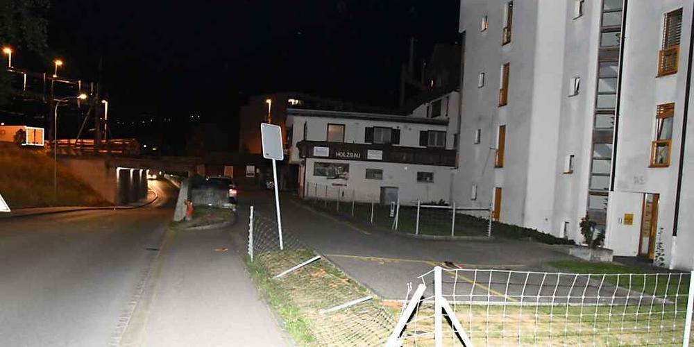Ein 69-Jähriger hat in Chur einen Zaun umgefahren und sich ohne um den Schaden zu kümmern vom Ort entfernt. Der Unfallfahrer wurde später mit einer Kopfverletzung in einer Tiefgarage auf dem Boden liegend aufgefunden.