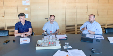 v.r.n.l. Stadtpräsident Martin Stöckling, Bauchchef Christian Leutenegger und Schulpräsident Luca Eberle an der Medienkonferenz zur Bürgerversammlung vom 1. Sept. 