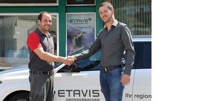 Sven Eberhard (rechts), Leiter der ETAVIS-Geschäftsstelle Uzwil, gratuliert Norbert Jung zum 20-Jahr-Dienstjubiläum.