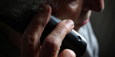 Die Kantonspolizei hat zwei Taxifahrer verhaftet, die als Komplizen von "falschen Polizisten" gearbeitet haben sollen. Ihre Aufgabe war es, die Seniorinnen zur Bank oder zum Geldautomaten zu fahren. (Symbolbild)