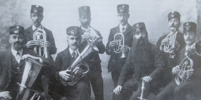 Mitglieder der Musikgesellschaft Wald anlässlich des Landsgemeinde-Einsatzes in Trogen im Jahr 1902.