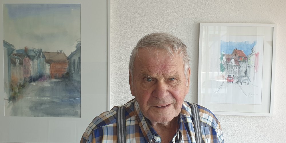 Der 90-jährige Walter Zipper mit zwei seiner ­Aquarelle.  
