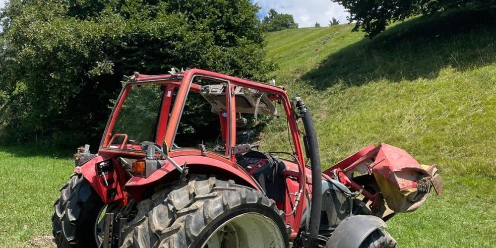 Der Traktor des 53-Jährigen überschlug sich mehrmals rund zwanzig Meter einen Abhang hinunter. Für den Landwirten kam jede Hilfe zu spät.
