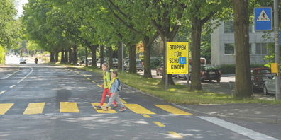 Kinder beim Überqueren einer Strasse: Zum Schulanfang bittet die Kapo St.Gallen die Verkehrsteilnehmenden um Rücksicht. (Symbolbild)