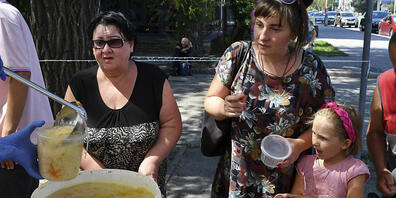 Humanitäre Helferinnen und Helfer wie hier im ukrainischen Kriegsgebiet in Saporischschja arbeiten oft unter Einsatz ihres Lebens. Foto: Andriy Andriyenko/AP/dpa
