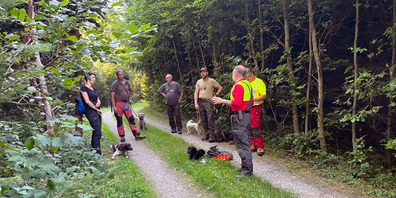 Hans Döbeli, Ausbildner ASP-Suchhunde, instruiert die Kursteilnehmerin und die Kursteilnehmer.