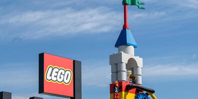 dpatopbilder - Neben dem Logo am Eingang zum Legoland ist eine Achterbahn zu sehen. Bei dem Unfall auf einer Achterbahn im Legoland im schwäbischen Günzburg sind mindestens 34 Menschen verletzt worden, zwei davon schwer. Foto: Stefan Puchner/dpa