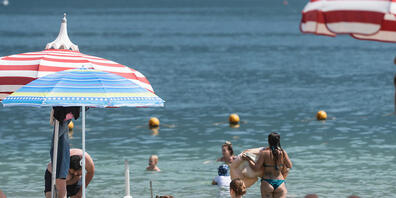 Wenn schon die Seen nicht mehr wirklich für Abkühlung sorgen, ist man im Tessin froh, wenn wenigsten die Luft nicht mehr so heiss ist. - Strandleben am Luganersee im Sommer 2022. (Archivbild)