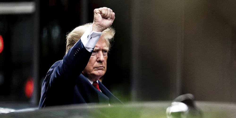 dpatopbilder - Ex-US-Präsident Donald Trump verlässt gestikulierend den Trump Tower in New York. Foto: Julia Nikhinson/AP/dpa