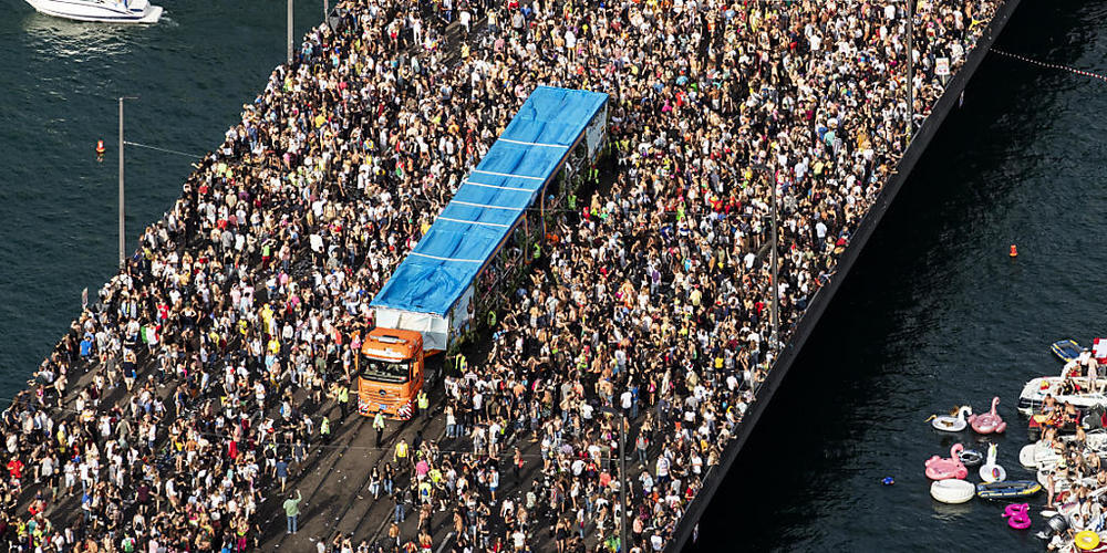Hunderttausende Menschen feiern jeweils an der Zürcher Street Parade: Heute Samstag findet sie nach den coronabedingten Absagen 2020 und 2021 wieder statt. (Archivbild, 10. August 2019)