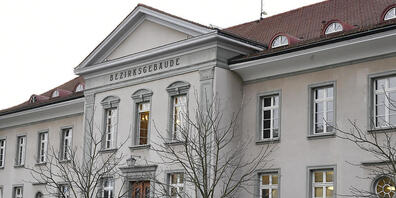 Das Bezirksgericht Bülach hat Eltern verurteilt, weil sie mit ihrem Kind drei Wochen zu früh in die Ferien gefahren sind. (Archivbild)