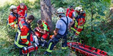 Erstversorgung der verunfallten Lenkerin durch die Einsatzkräfte