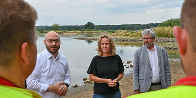Steffi Lemke (m), Bundesumweltministerin, Rene Wilke (l), Oberbürgermeister der Stadt Frankfurt (Oder), und Axel Vogel (r), Umweltminister von Brandenburg, sprechen mit Einsatzkräften über die Umweltkatastrophe am deutsch-polnischen Grenzfluss Ode...