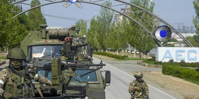 ARCHIV - Ein russischer Militärkonvoi ist am 01.05.2022 auf der Straße zum Kernkraftwerk Saporischschja unterwegs. Foto: Uncredited/AP/dpa