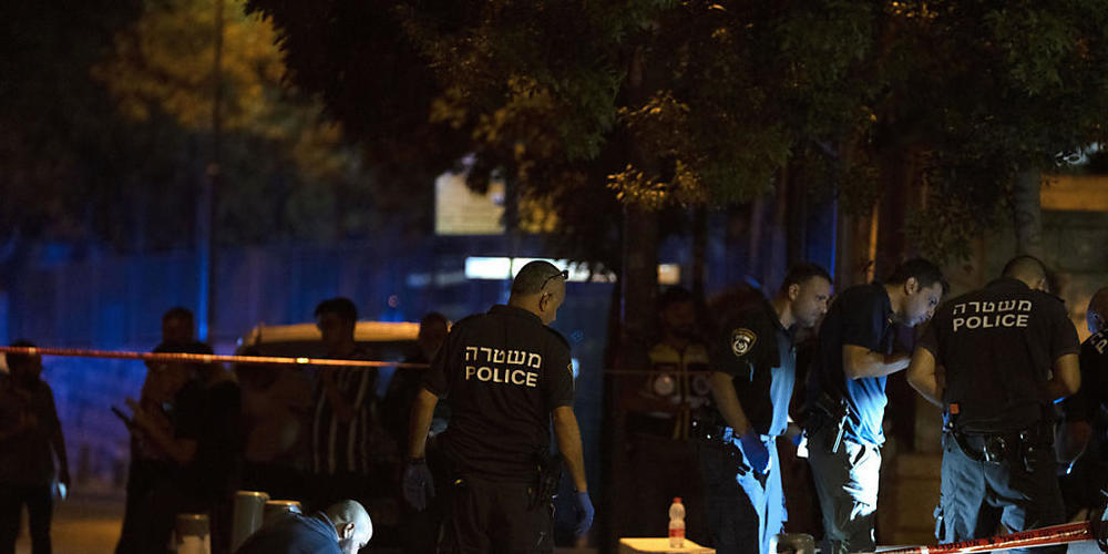 Ermittler der israelischen Polizei arbeiten am Tatort in Jerusalem. Foto: Maya Alleruzzo/AP/dpa