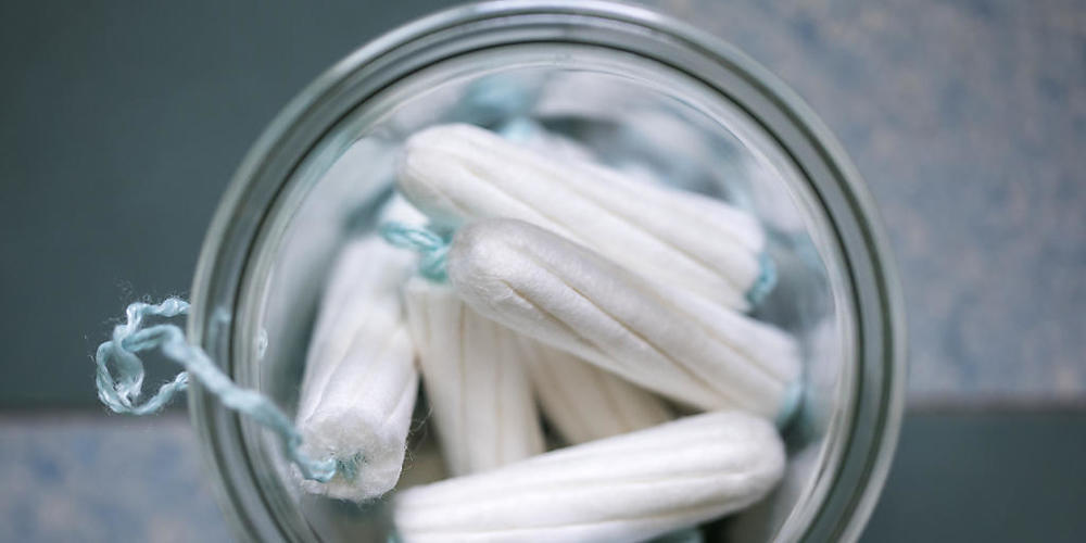 Knapp zwei Jahre nach einer weltweit einzigartigen politischen Entscheidung sind in Schottland ab Montag Menstruationsartikel gratis verfügbar. (Archivbild)