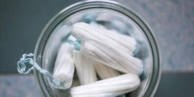 Knapp zwei Jahre nach einer weltweit einzigartigen politischen Entscheidung sind in Schottland ab Montag Menstruationsartikel gratis verfügbar. (Archivbild)