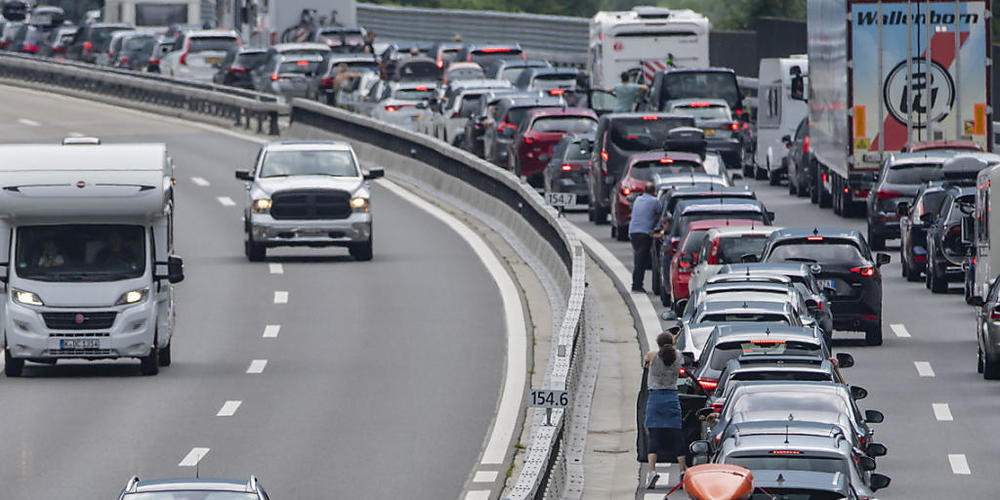 Wie am Samstag hat sich auch am Sonntag der Verkehr vor dem Gotthard in Richtung Norden gestaut. (Archivbild)