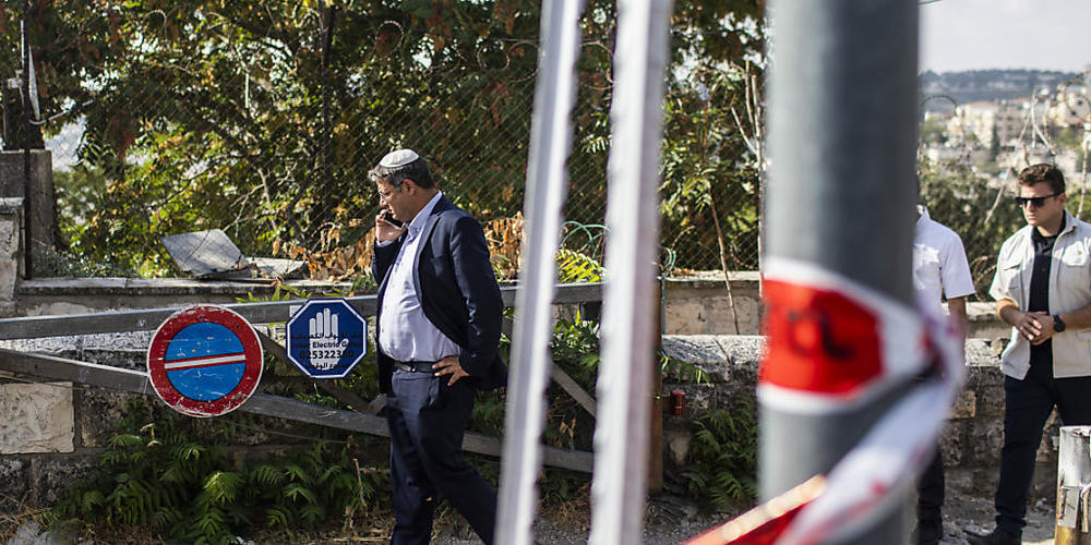 Itamar Ben-Gvir, Vorsitzender der israelischen rechtsextremen Partei Otzma Yehudit, telefoniert während seines Besuchs des Tatorts eines Anschlags durch Schüsse in der Nähe der Jerusalemer Klagemauer. Foto: Ilia Yefimovich/dpa