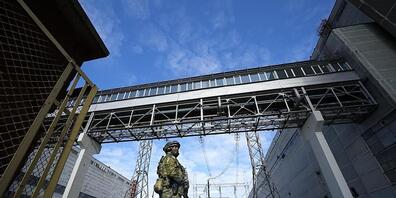 ARCHIV - Auf diesem während einer vom russischen Verteidigungsministerium organisierten Reise aufgenommenen Foto, bewacht ein russischer Soldat einen Bereich des Kernkraftwerks Saporischschja in einem Gebiet unter russischer Militärkontrolle im Sü...