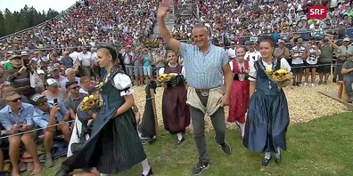 Der zurücktretende Schwingerkönig Nöldi Forrer wurde im Rahmen des Festakts (mit Ansprachen von OK-Präsident Niklaus Hörler und Bundesrat Ueli Maurer) mit Standing Ovations vom Publikum verabschiedet. 