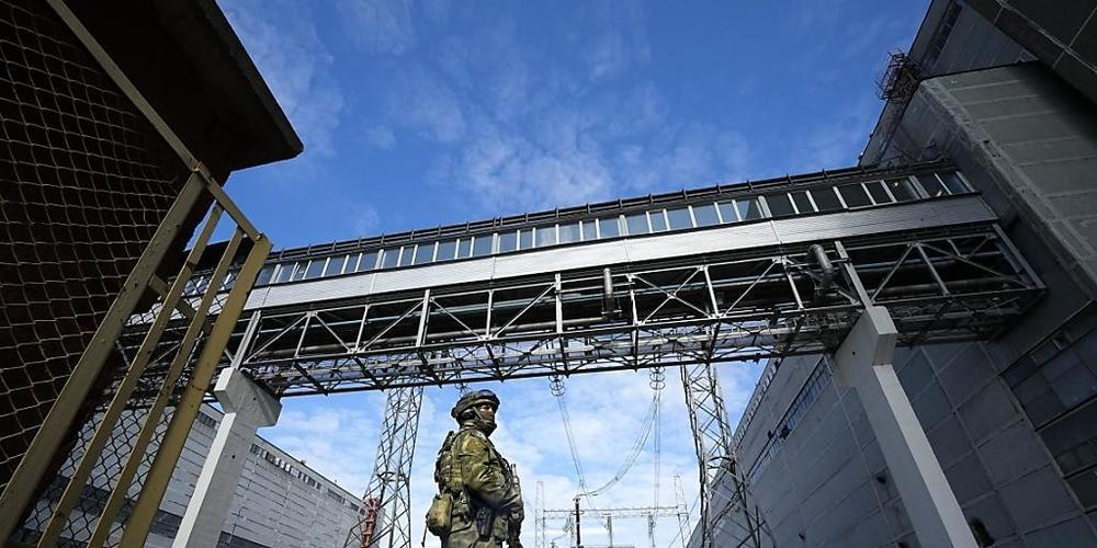 ARCHIV - Ein russischer Soldat bewacht einen Bereich des Kernkraftwerks Saporischschja. Foto: Uncredited/AP/dpa