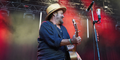 Die Band um Büne Huber brachte am Samstagabend Schweizer Kult-Musik auf den Herrenacker – dazu gehört nicht zuletzt der Hit «Scharlachrot».