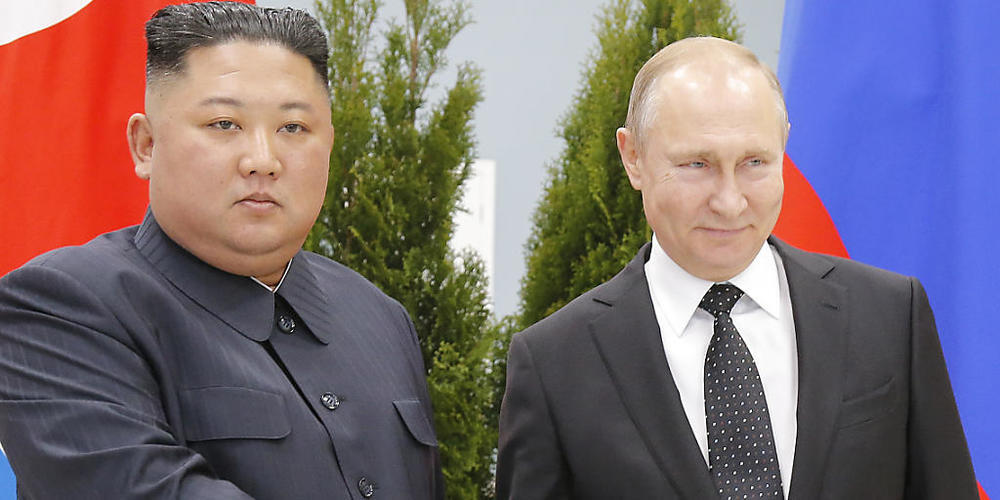 ARCHIV - Das Archivfoto aus dem Jahr 2019 zeigt Nordkoreas Machthaber Kim Jong Un und Russlands Präsidenten Wladimir Putin bei einem Treffen in Wladiwostok. Foto: Alexander Zemlianichenko/AP/dpa