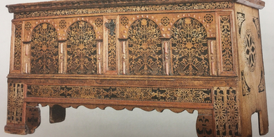 Die geschenkte Truhe dürfte um 1720 entstanden sein. Besonders schön sind die Renaissancesträusse in den vier symmetrisch angeordneten Feldern. Zur Zeit ausgestellt im Volkskunde-Museum Stein