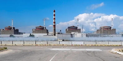 HANDOUT - Dieses vom Pressedienst des russischen Verteidigungsministeriums veröffentlichte Foto zeigt eine Gesamtansicht des Kernkraftwerks Saporischschja in einem Gebiet unter russischer Militärkontrolle im Südosten der Ukraine. Foto: Uncredited/...