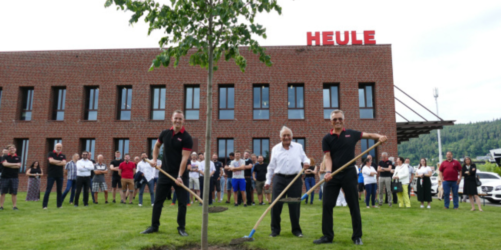 Die Heule Werkzeug AG feierte 2021 ihr 60-Jahr-Jubiläum. Drei Generationen blickten zurück auf die erfolgreiche Entwicklung und pflanzten zum besonderen Anlass drei Linden auf dem Heule-Areal. Von links: Rik, Heinrich und Ulf Heule. 