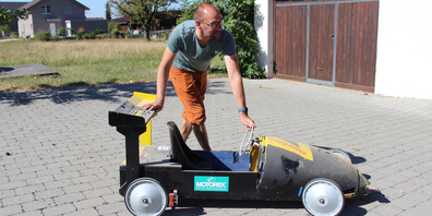Die Vorbereitungen für das Bergrennen in Oberhallau laufen auf Hochtouren. Lorenz Egli holt die verstaubte Seifenkiste seines Sohnes Dimitri aus dem Hobbyraum. Der kleine Rennfahrer möchte sein Fahrzeug vor dem Rennen noch umlackieren.