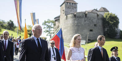 Fürst Hans-Adam II., Erbprinzessin Sophie und Erbprinz Alois (von links) vor Schloss Vaduz am Liechtensteiner Staatsfeiertag,